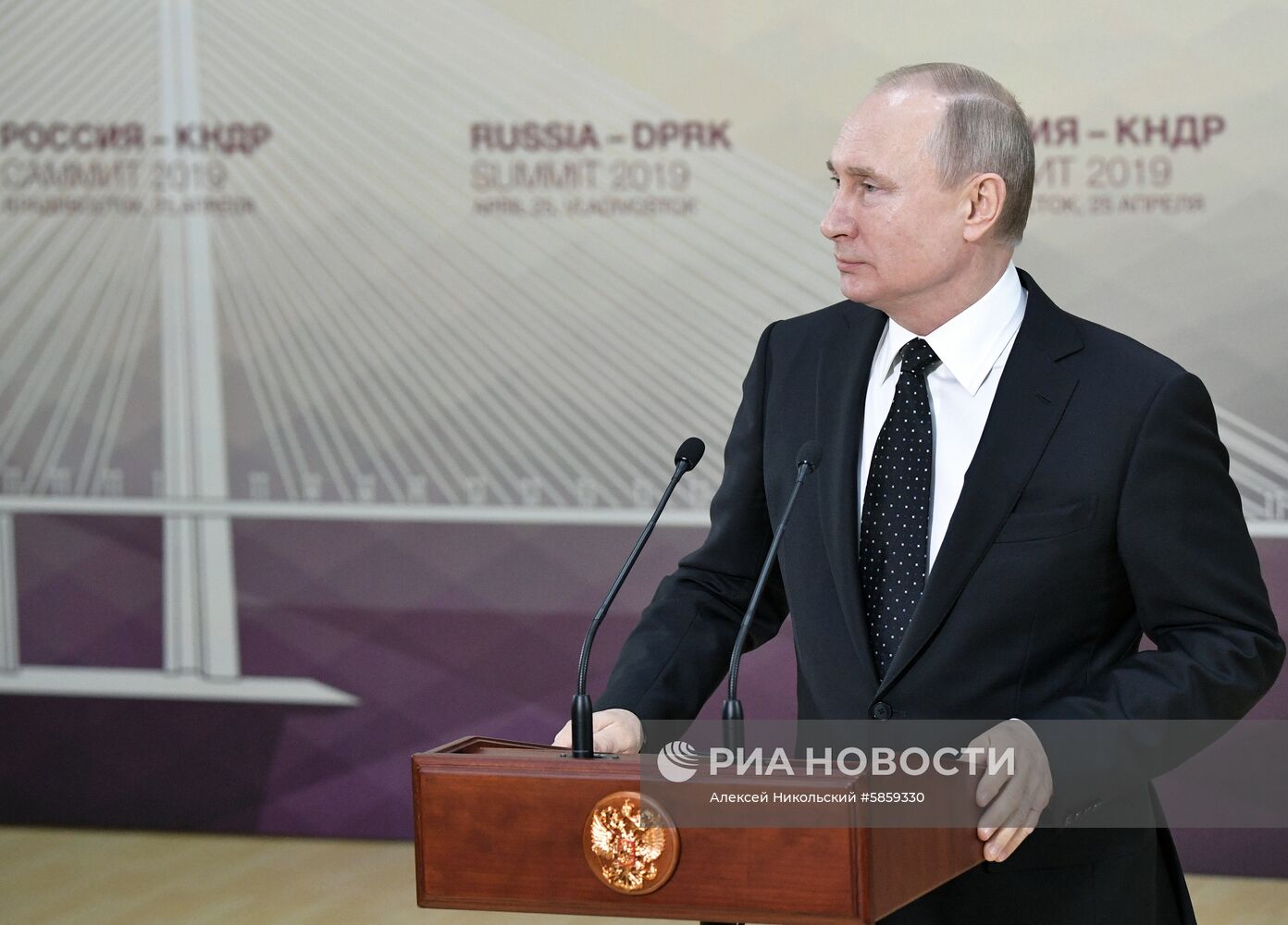 Президент РФ В. Путин встретился с лидером КНДР Ким Чен Ыном