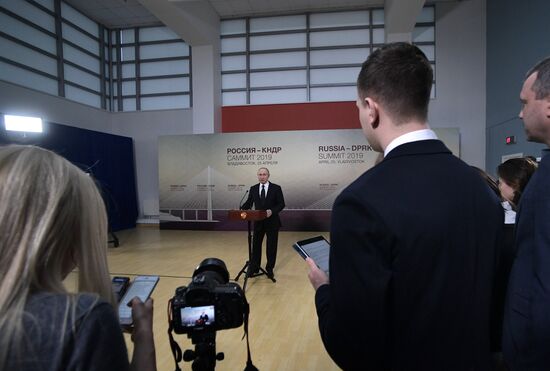 Президент РФ В. Путин встретился с лидером КНДР Ким Чен Ыном