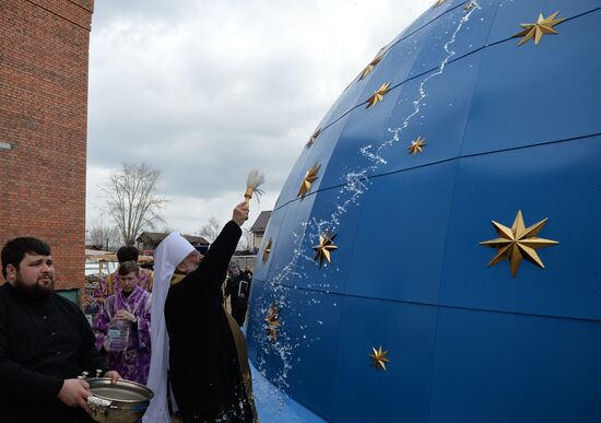 Установка крестов на купол Успенского собора в Екатеринбурге