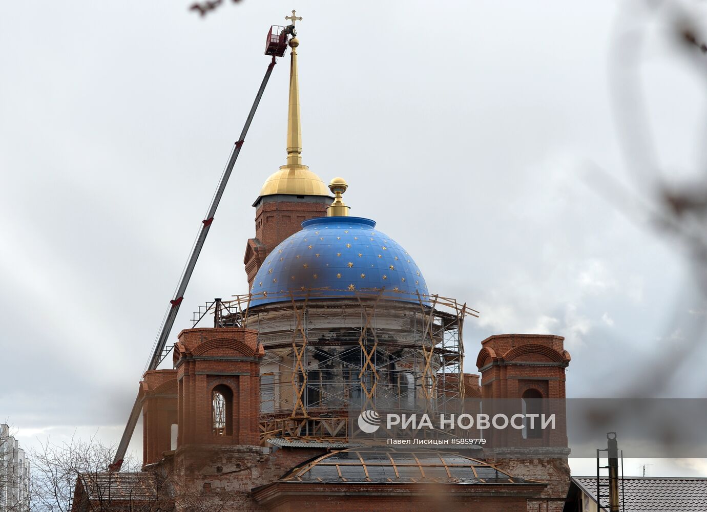 Установка крестов на купол Успенского собора в Екатеринбурге