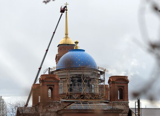 Установка крестов на купол Успенского собора в Екатеринбурге