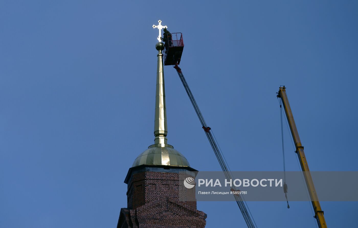 Установка крестов на купол Успенского собора в Екатеринбурге