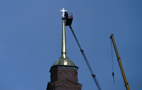 Установка крестов на купол Успенского собора в Екатеринбурге