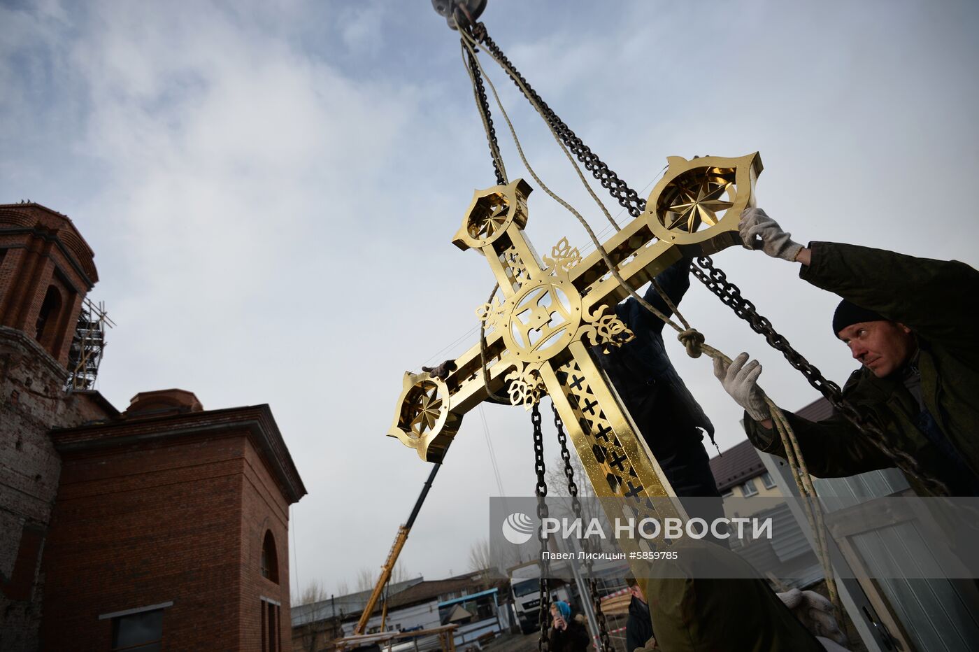 Установка крестов на купол Успенского собора в Екатеринбурге