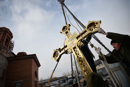 Установка крестов на купол Успенского собора в Екатеринбурге