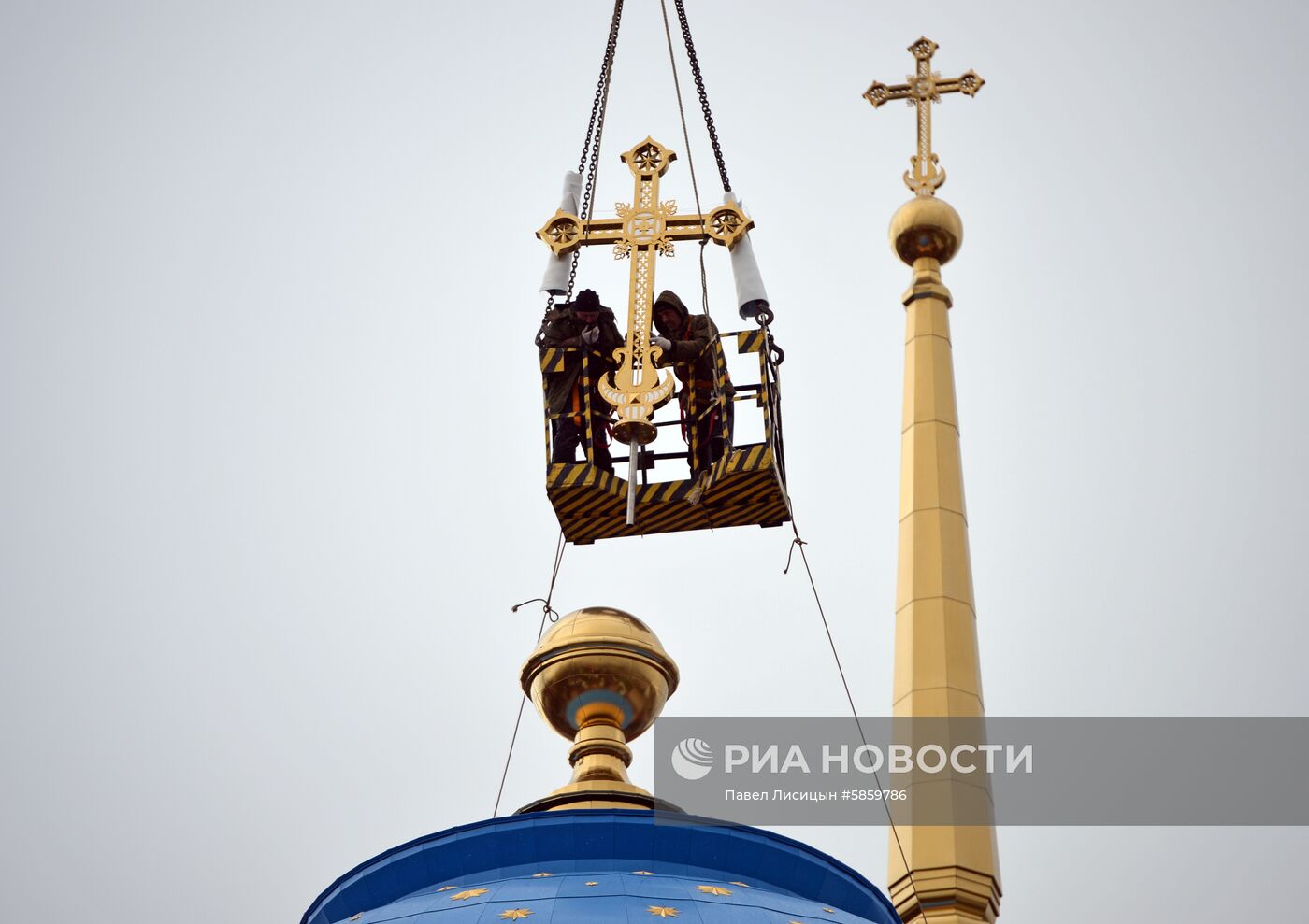 Установка крестов на купол Успенского собора в Екатеринбурге