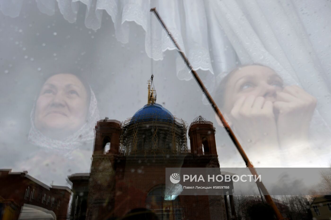 Установка крестов на купол Успенского собора в Екатеринбурге