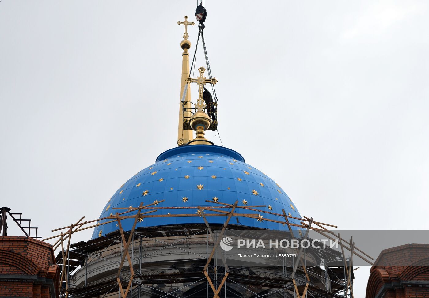 Установка крестов на купол Успенского собора в Екатеринбурге