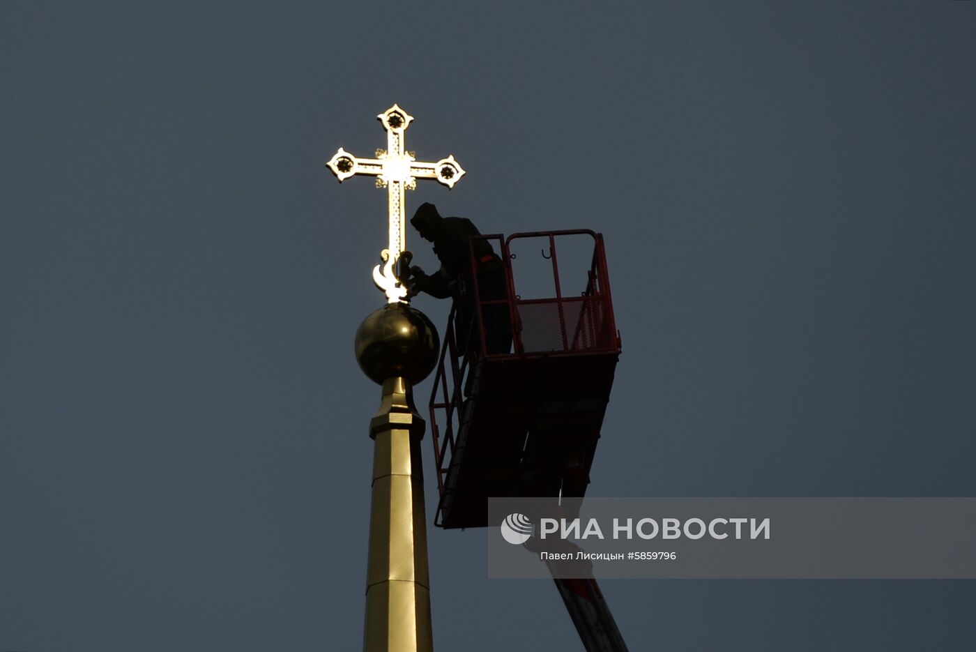 Установка крестов на купол Успенского собора в Екатеринбурге