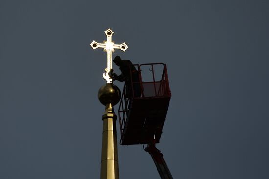Установка крестов на купол Успенского собора в Екатеринбурге