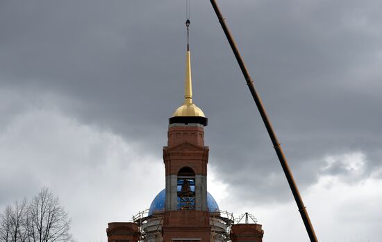 Установка крестов на купол Успенского собора в Екатеринбурге