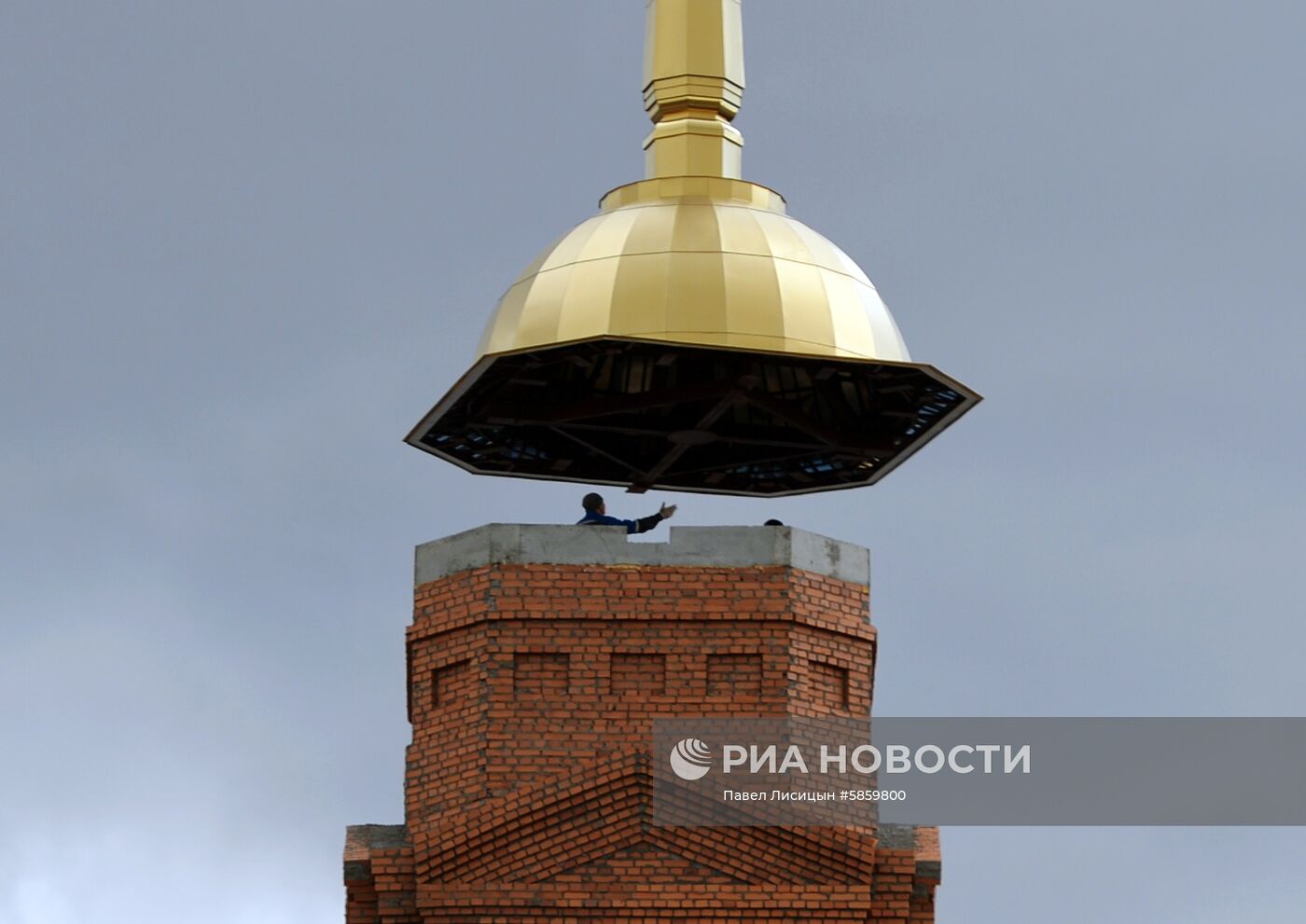 Установка крестов на купол Успенского собора в Екатеринбурге