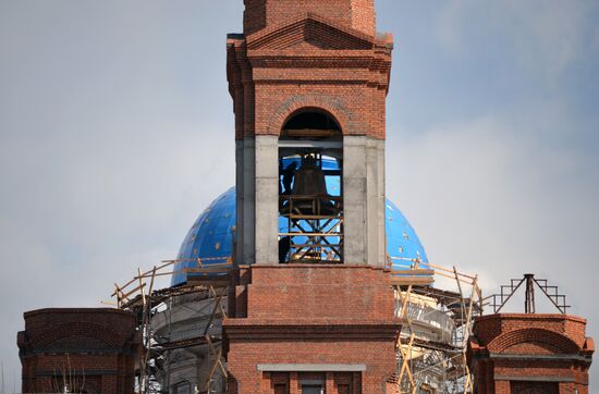 Установка крестов на купол Успенского собора в Екатеринбурге