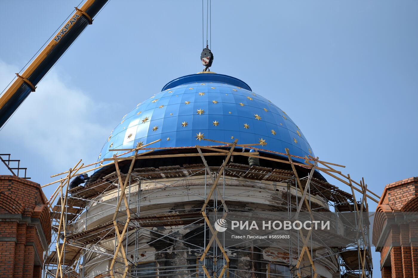 Установка крестов на купол Успенского собора в Екатеринбурге