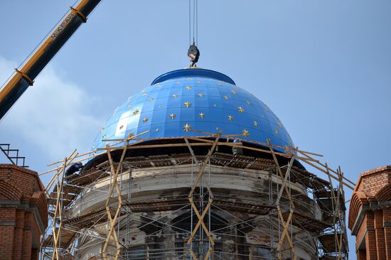 Установка крестов на купол Успенского собора в Екатеринбурге