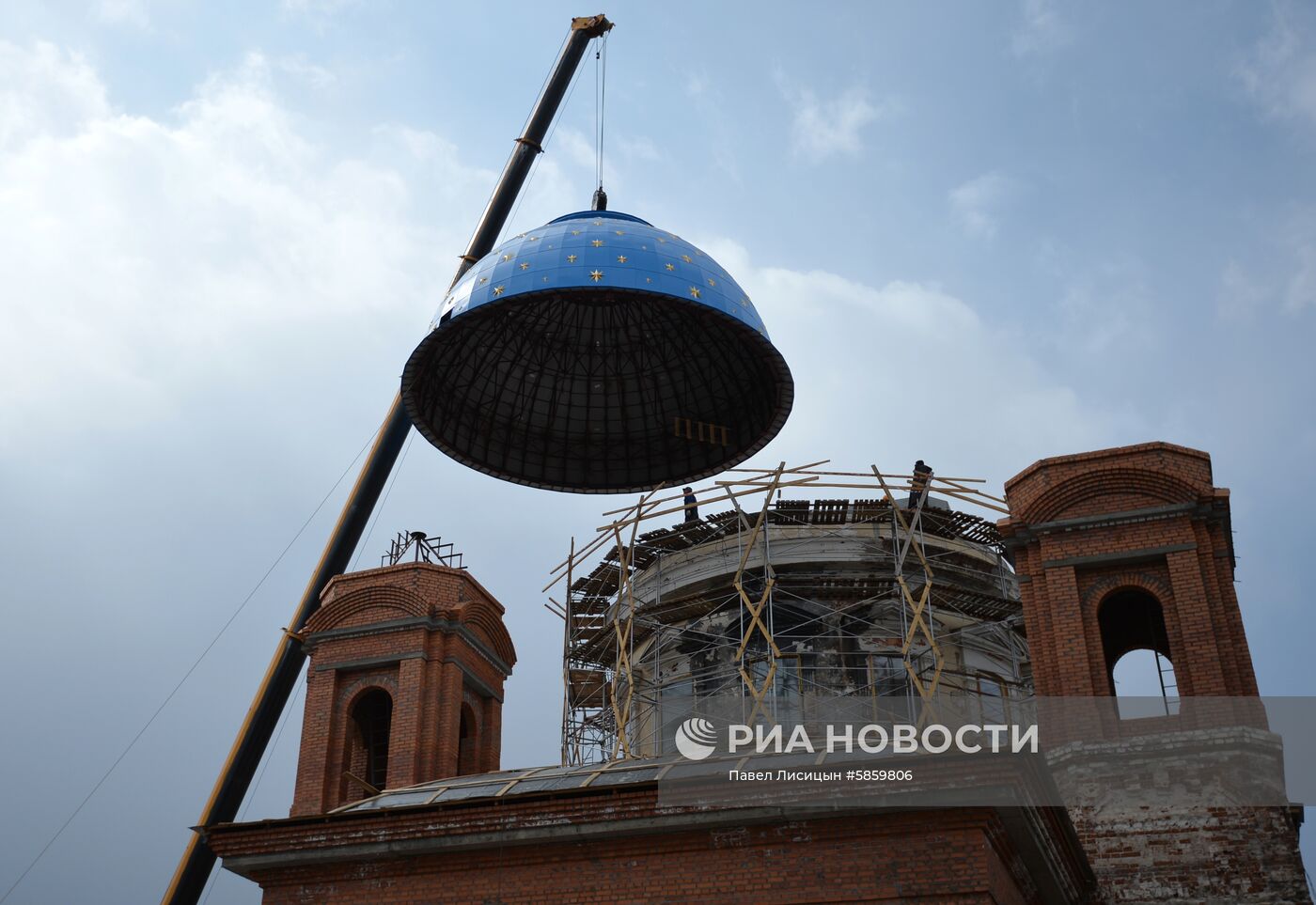 Установка крестов на купол Успенского собора в Екатеринбурге