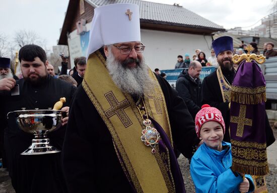 Установка крестов на купол Успенского собора в Екатеринбурге