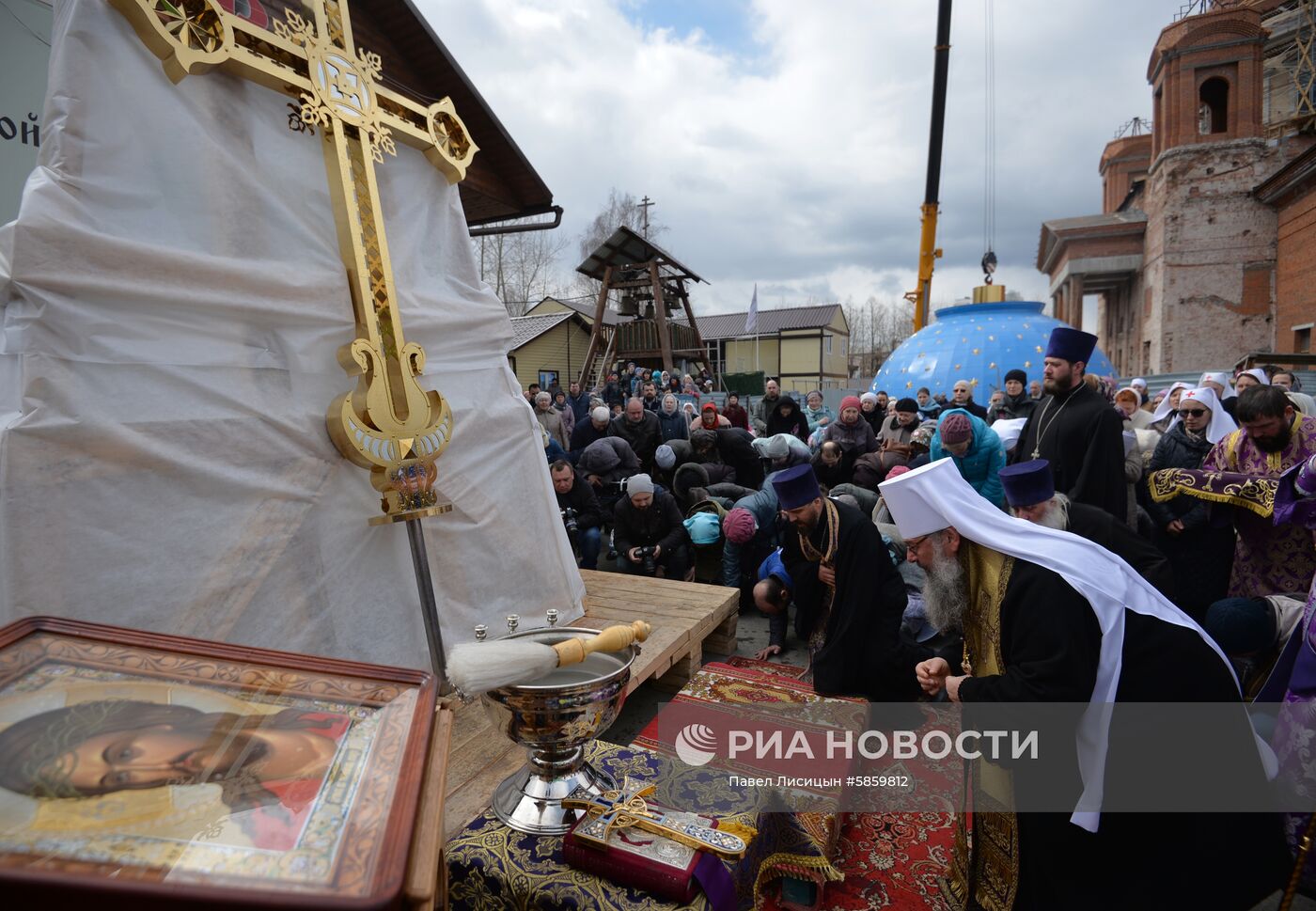 Установка крестов на купол Успенского собора в Екатеринбурге