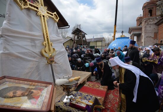 Установка крестов на купол Успенского собора в Екатеринбурге