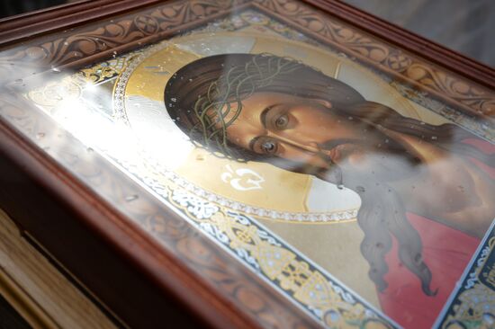 Установка крестов на купол Успенского собора в Екатеринбурге