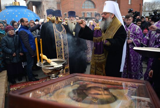 Установка крестов на купол Успенского собора в Екатеринбурге