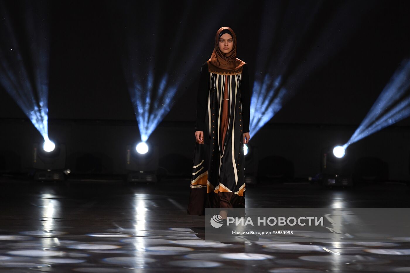 Участница модного показа "RUSSIA-OIC FASHIONWAY 2019" в рамках XI Международного экономического саммита "Россия — Исламский мир: KazanSummit". Место: Россия, Республика Татарстан, Казань. Автор: Максим Богодвид/РИА Новости. Модный показ "RUSSIA-OIC FASHIONWAY 2019"