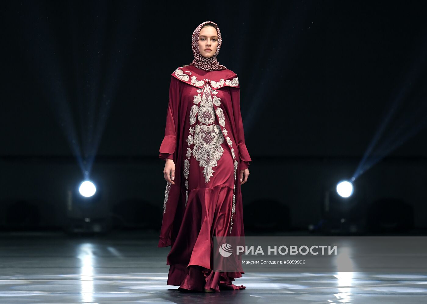 Модный показ "RUSSIA-OIC FASHIONWAY 2019"