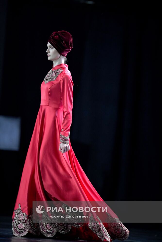 Участница модного показа «RUSSIA-OIC FASHIONWAY 2019» в рамках XI Международного экономического саммита "Россия — Исламский мир: KazanSummit". Место: Россия, Республика Татарстан, Казань. Автор: Максим Богодвид/РИА Новости. Модный показ «RUSSIA-OIC FASHIONWAY 2019»
