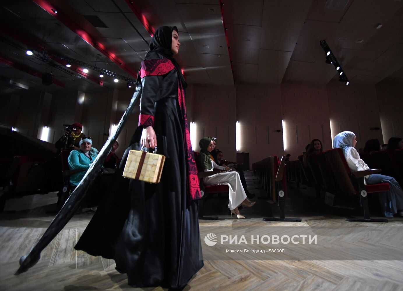 Модный показ «RUSSIA-OIC FASHIONWAY 2019»