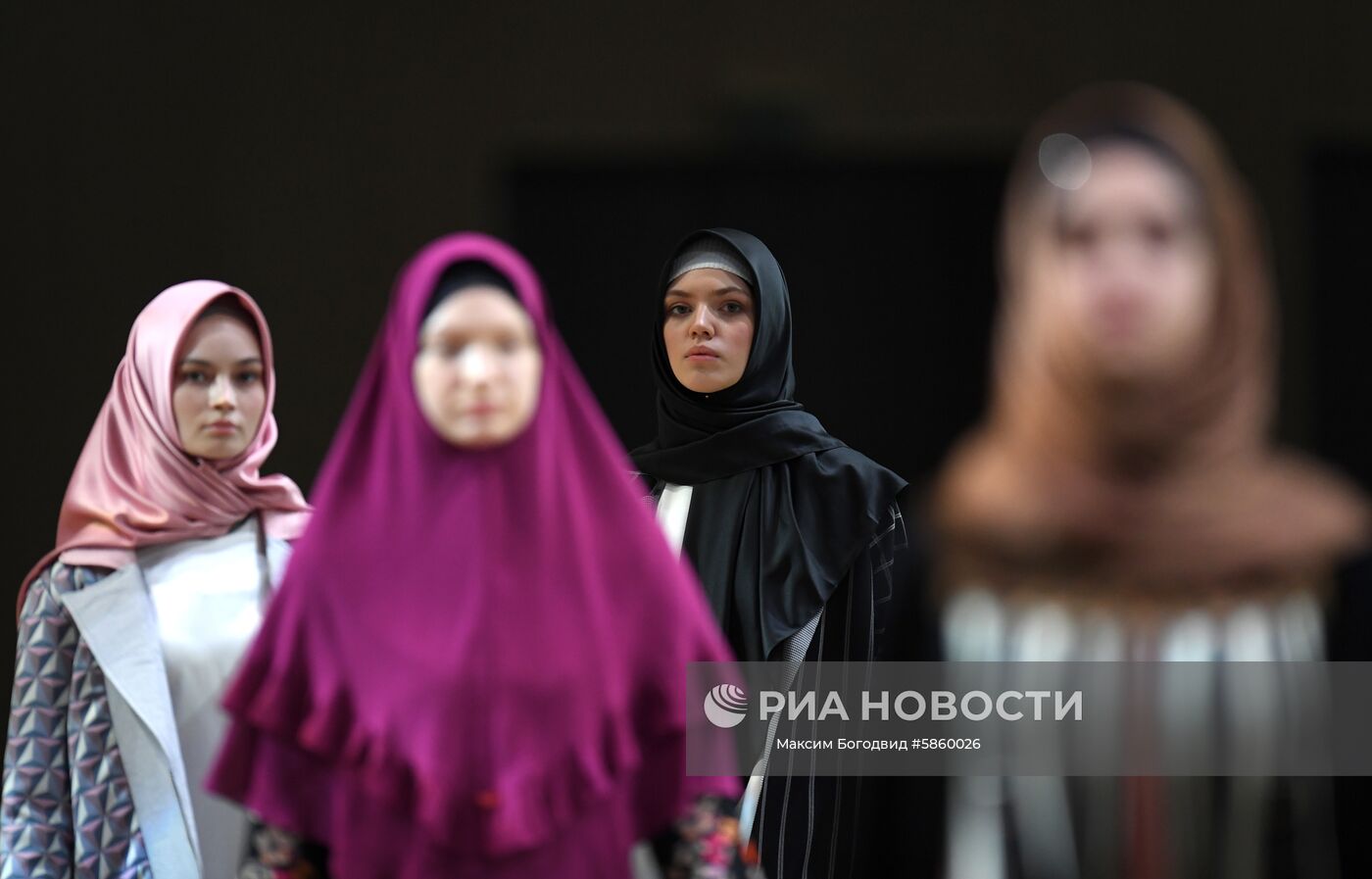 Участницы модного показа "RUSSIA-OIC FASHIONWAY 2019" в рамках XI Международного экономического саммита "Россия — Исламский мир: KazanSummit". Место: Россия, Республика Татарстан, Казань. Автор: Максим Богодвид/РИА Новости. Модный показ "RUSSIA-OIC FASHIONWAY 2019"