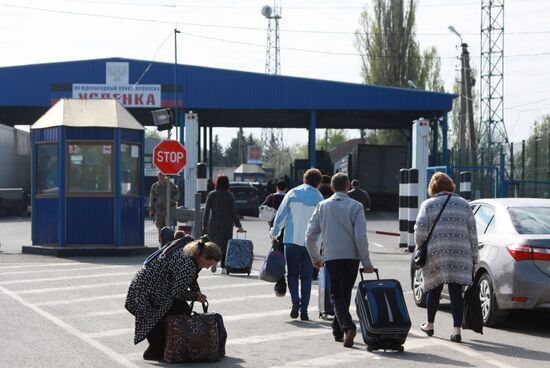 Граждане ЛНР и ДНР смогут получить паспорта РФ по упрощенной процедуре