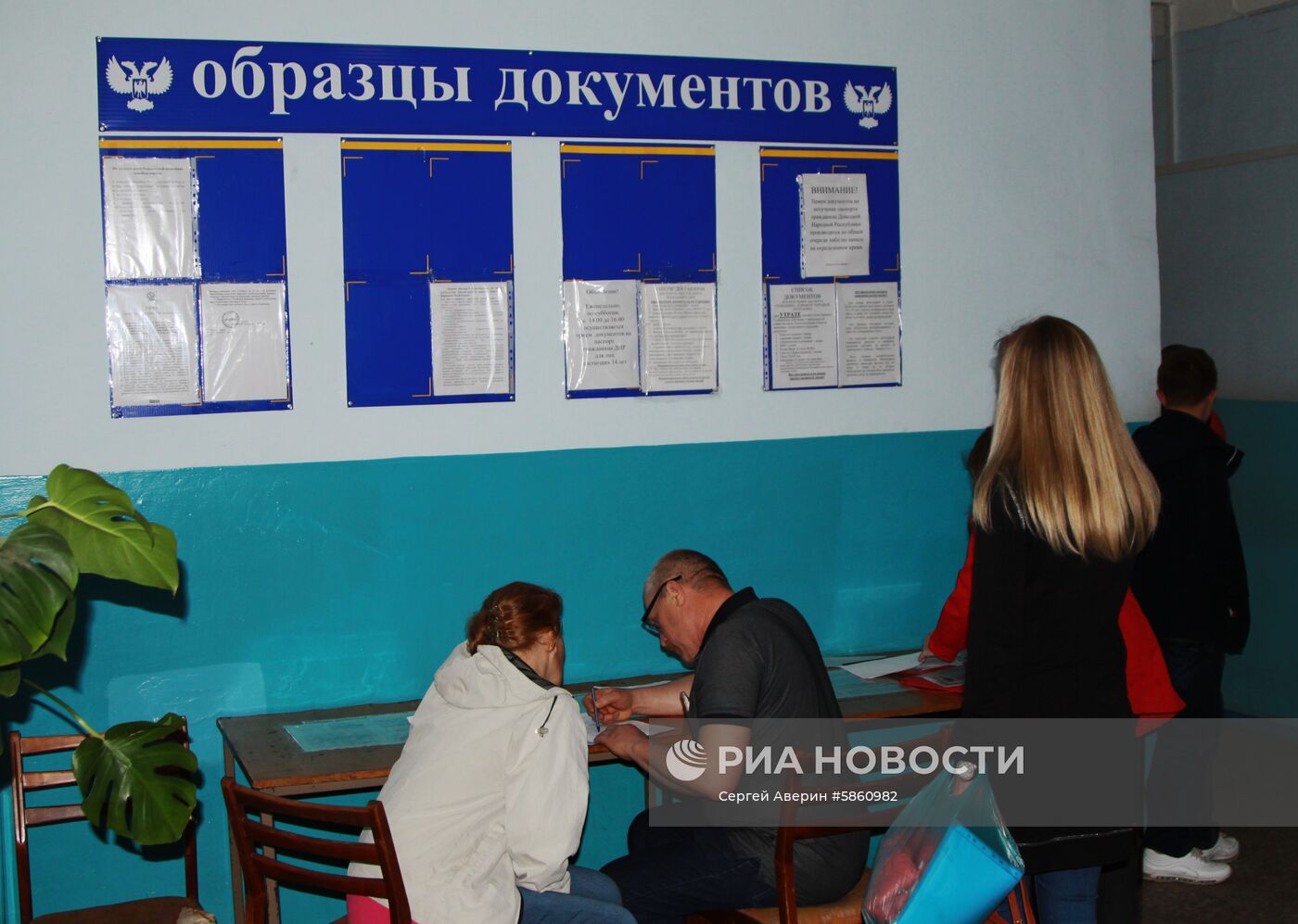 Граждане ЛНР и ДНР смогут получить паспорта РФ по упрощенной процедуре