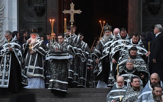 Патриарх Кирилл совершил чин погребения Плащаницы в Храме Христа Спасителя
