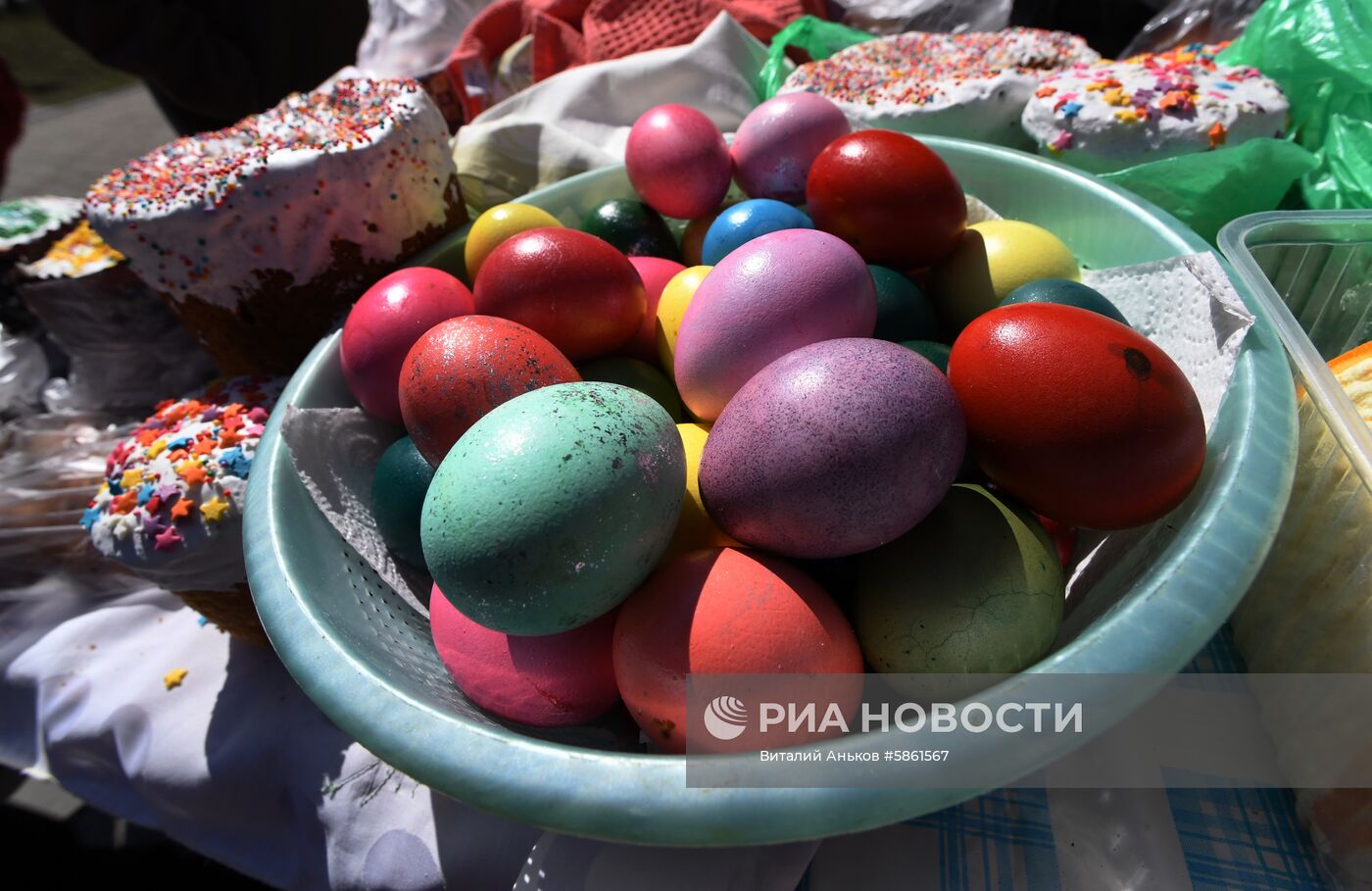 Освящение пасхальных куличей и яиц в Великую субботу