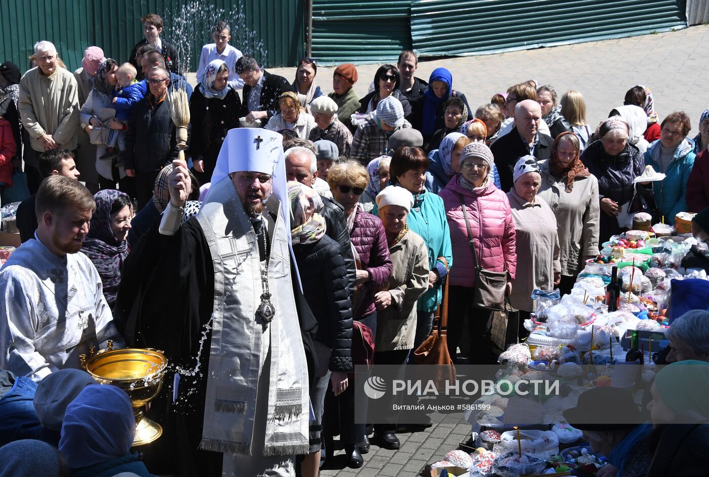 Освящение пасхальных куличей и яиц в Великую субботу