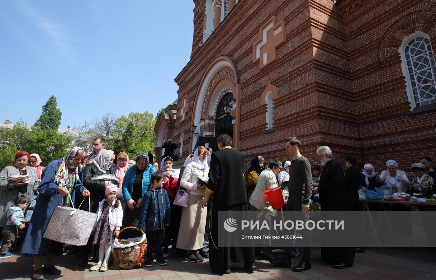 Освящение пасхальных куличей и яиц в Великую субботу