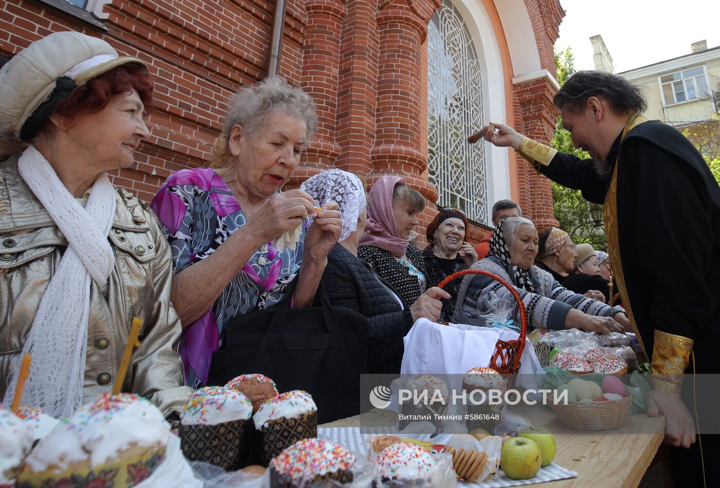 Освящение пасхальных куличей и яиц в Великую субботу