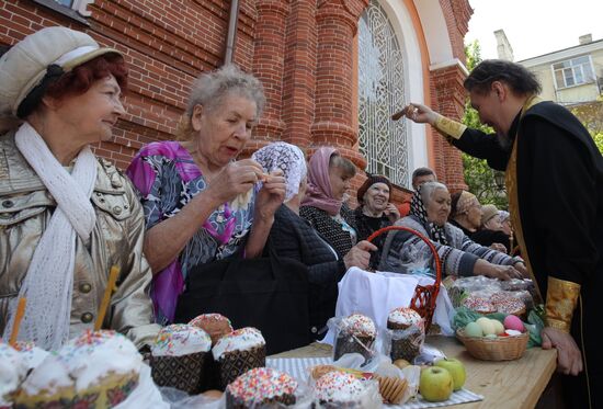 Освящение пасхальных куличей и яиц в Великую субботу