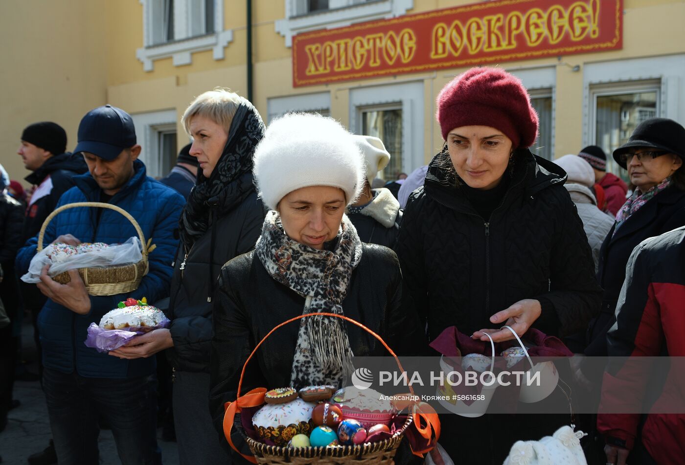 Освящение пасхальных куличей и яиц в Великую субботу