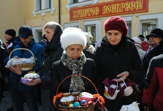 Освящение пасхальных куличей и яиц в Великую субботу