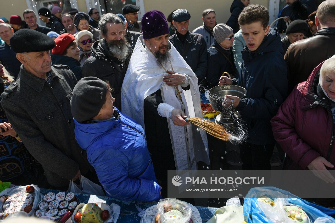 Освящение пасхальных куличей и яиц в Великую субботу