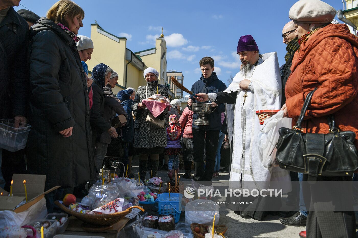 Освящение пасхальных куличей и яиц в Великую субботу