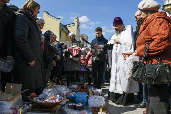 Освящение пасхальных куличей и яиц в Великую субботу