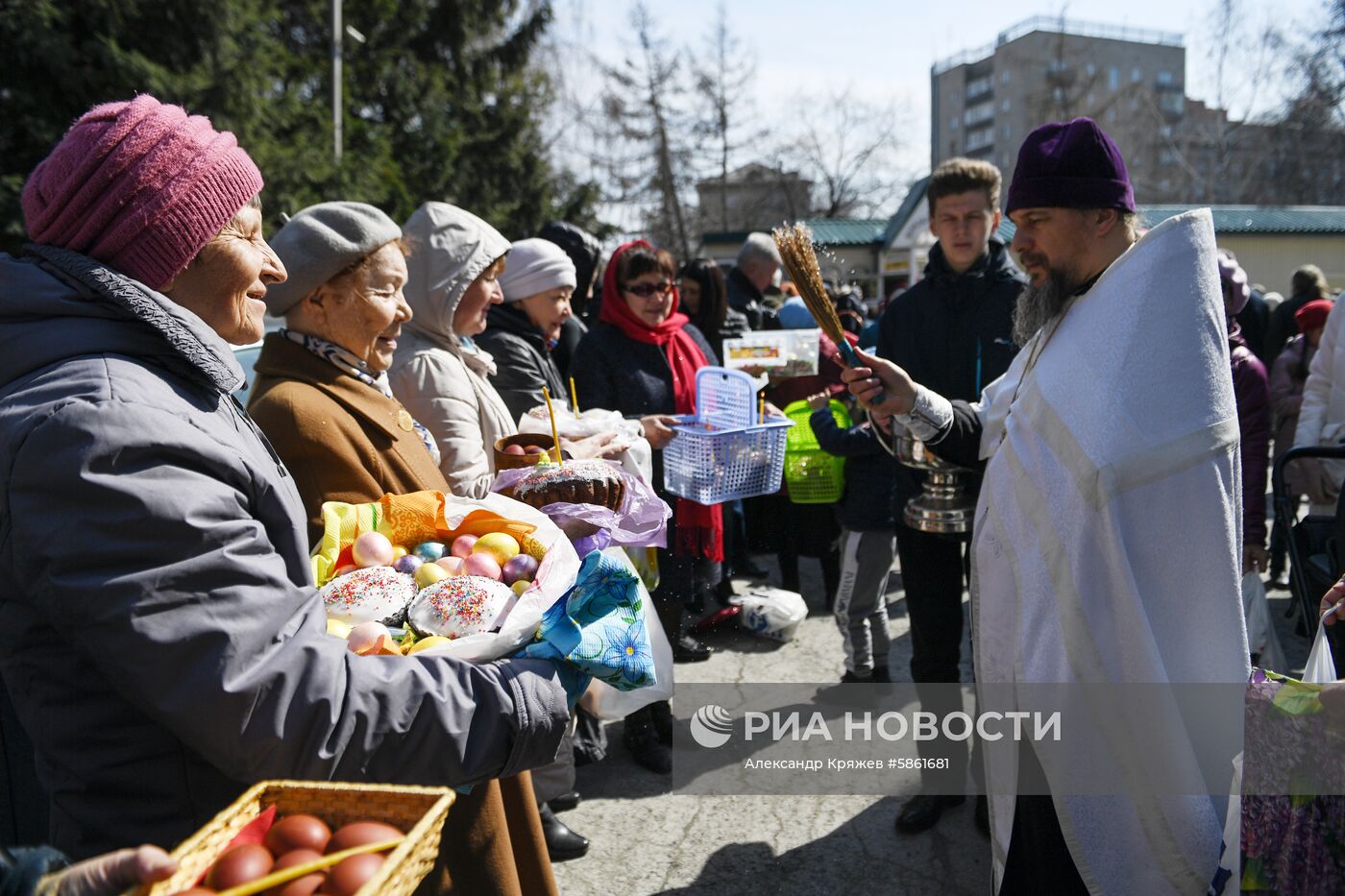 Освящение пасхальных куличей и яиц в Великую субботу