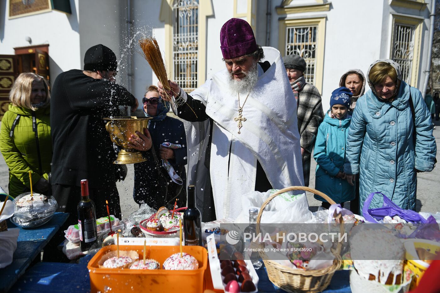 Освящение пасхальных куличей и яиц в Великую субботу