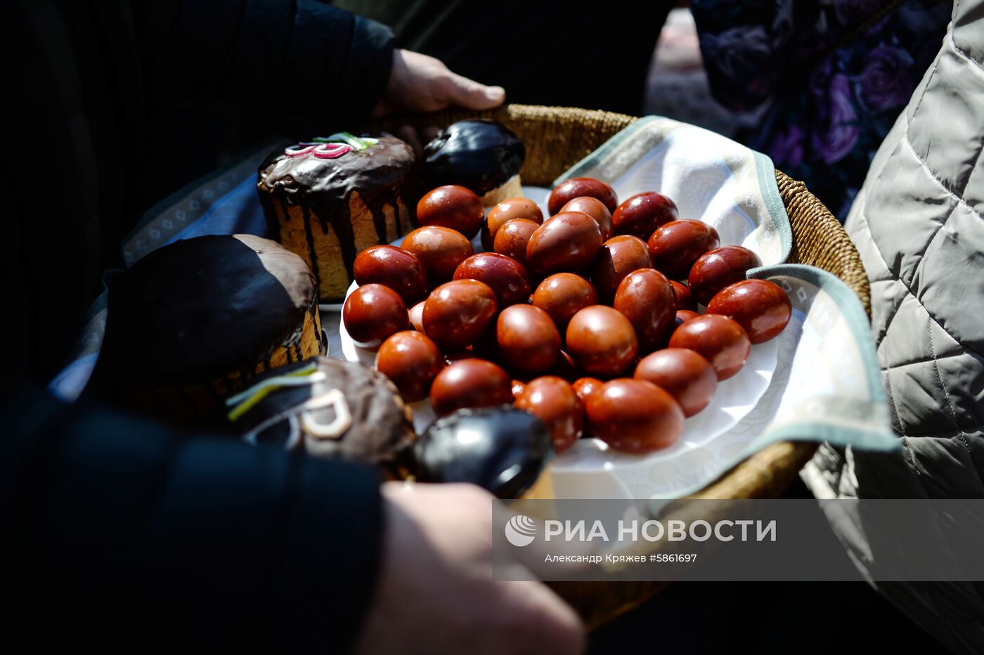 Освящение пасхальных куличей и яиц в Великую субботу