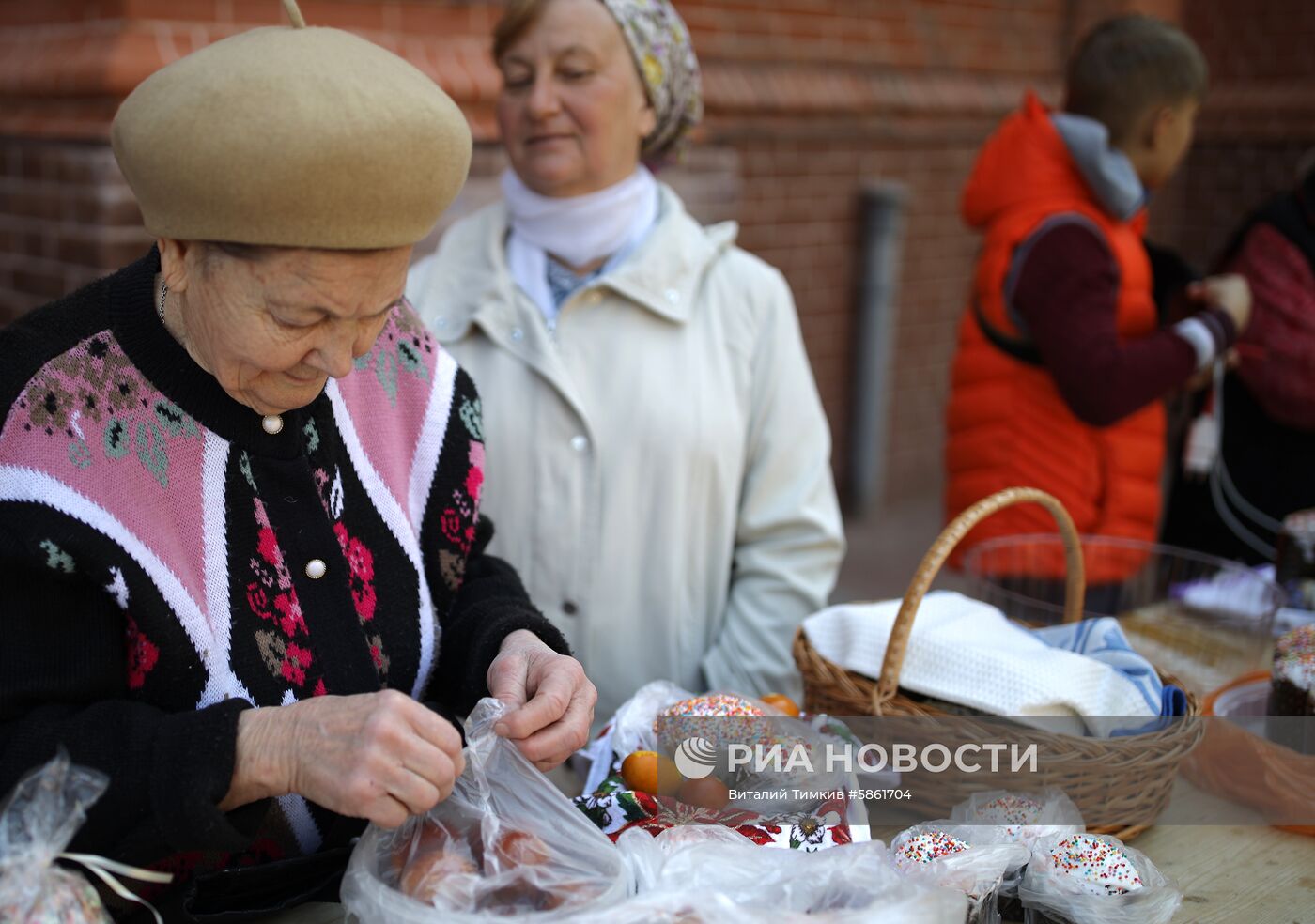 Освящение пасхальных куличей и яиц в Великую субботу