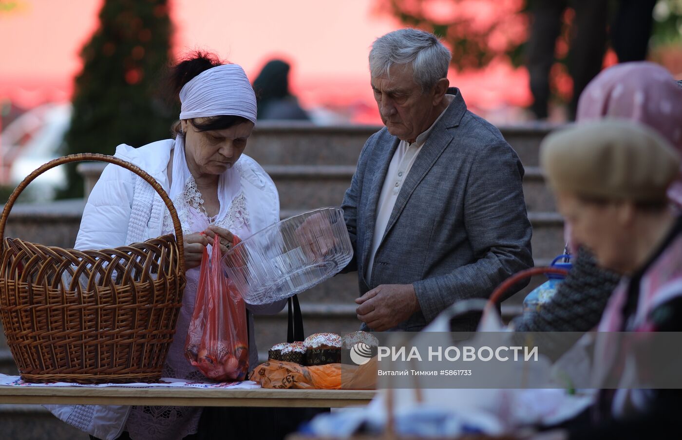 Освящение пасхальных куличей и яиц в Великую субботу