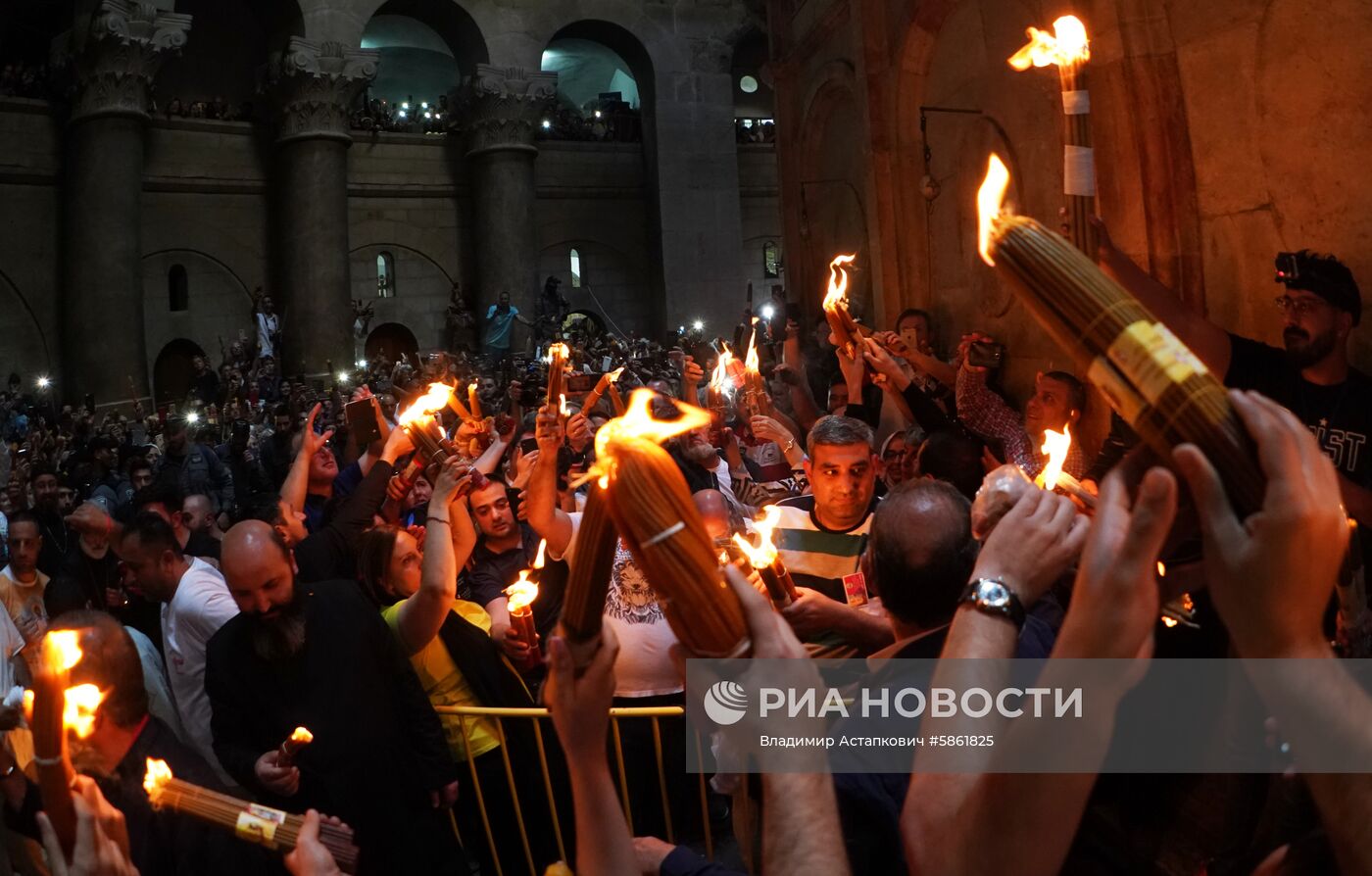 Схождение Благодатного огня в храме Гроба Господня