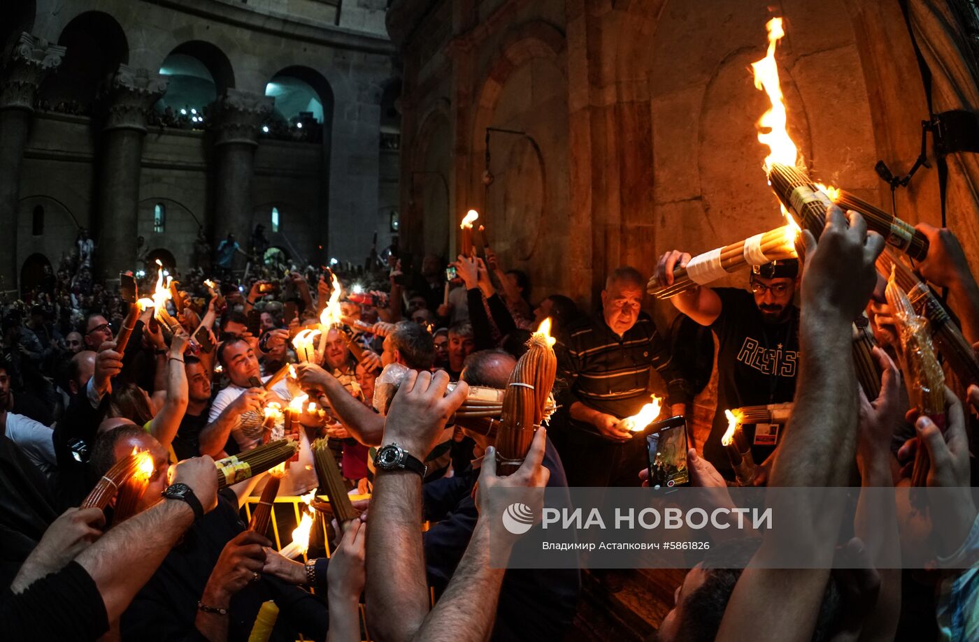 Схождение Благодатного огня в храме Гроба Господня